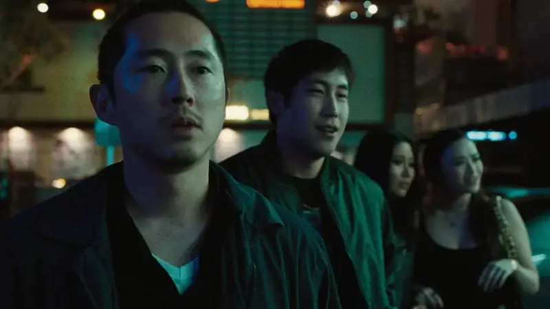 Steven Yeun como Danny Young Mazino como Paul no episódio 102 de Beef