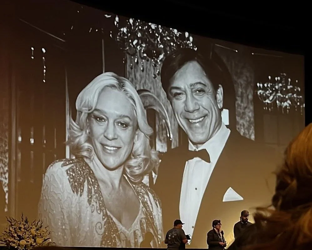 Chloë Sevigny e Javier Bardem como Kitty e Jose Menéndez